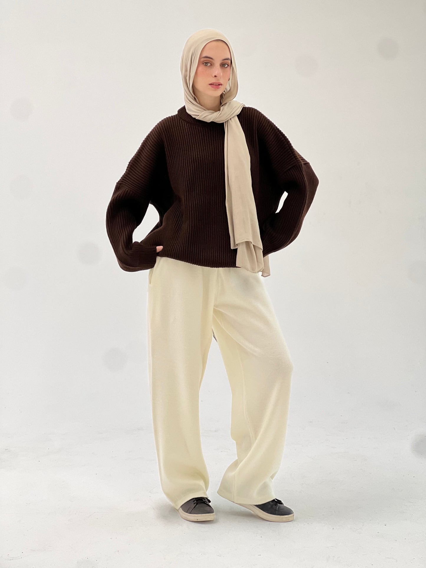 Creamy knitted trouser