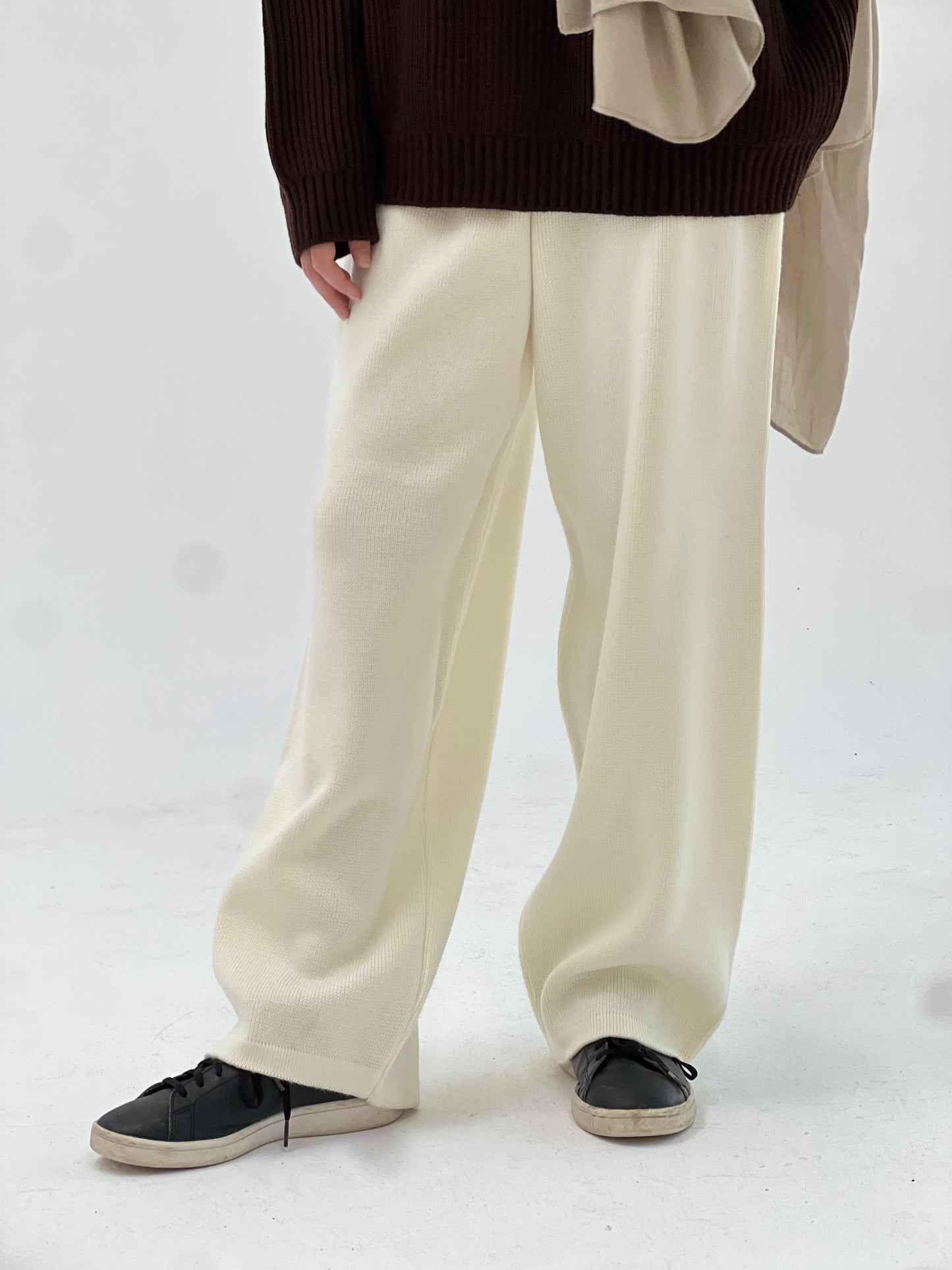 Creamy knitted trouser